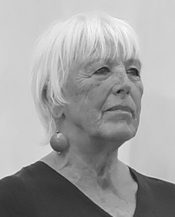 Schwarz-Weiß-Foto der Künstlerin Waltraud M. Stalbohm mit kurzen, weißen Haaren und einem großen Ohring