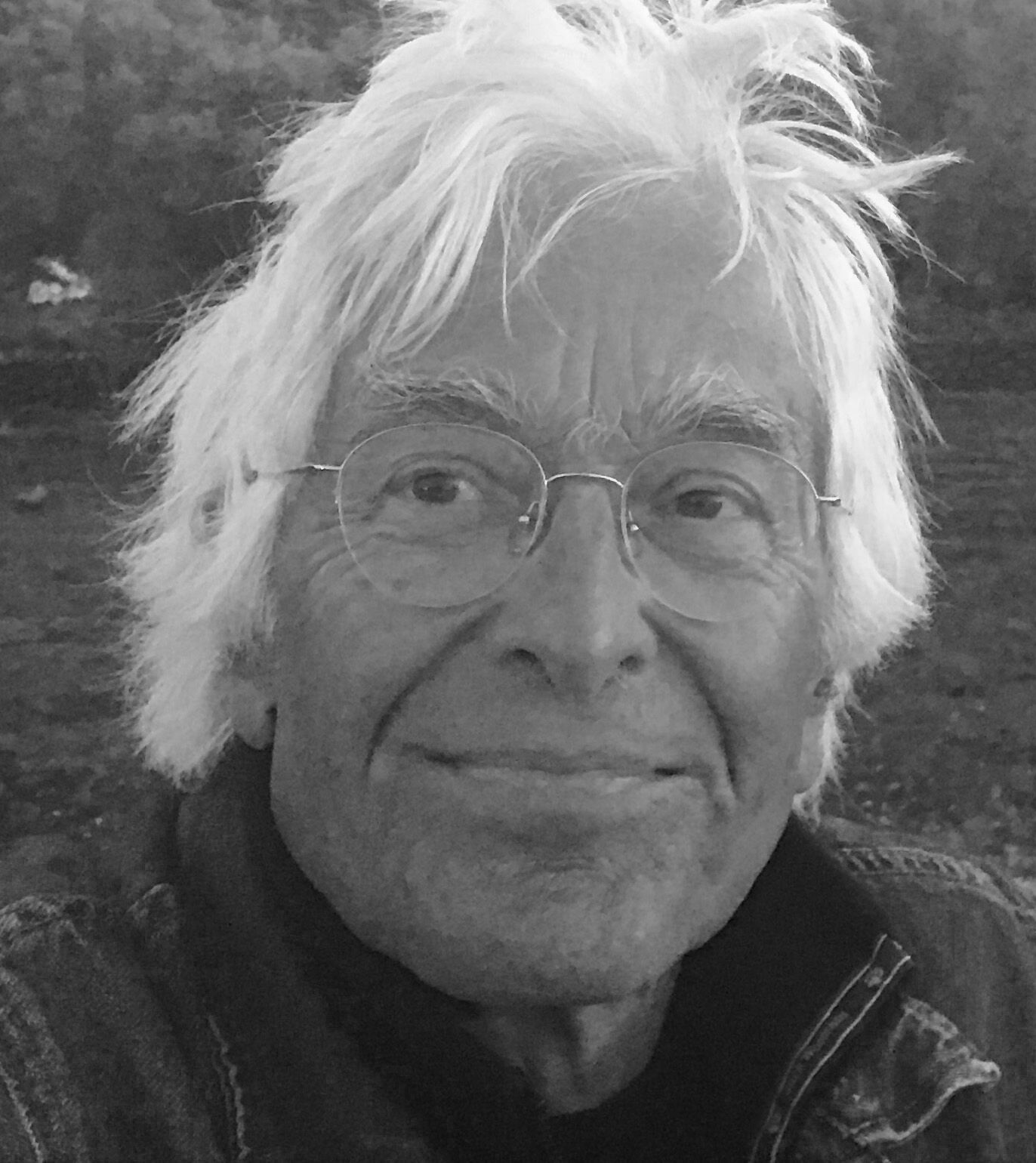 Schwarz-Weiß-Foto des Künstlers Wolfgang Tonne mit kurzen, weißen Haaren und Brille.
