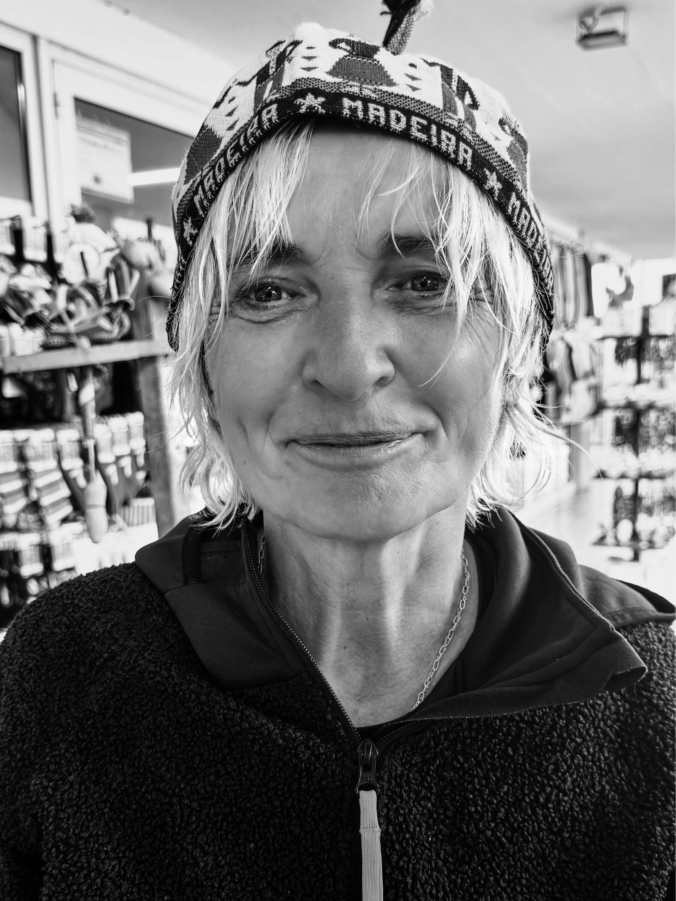 Schwarz-Weiß-Foto der Künstlerin Jule von Hertell