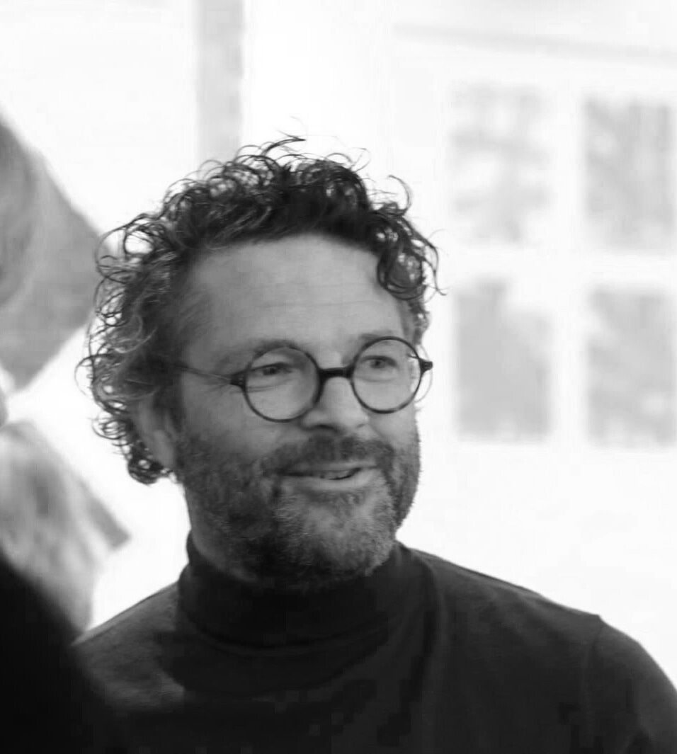 Schwarz-Weiß-Foto des Künstlers Tobias Mißfeldt, er hat Locken, eine Brille und trägt Bart