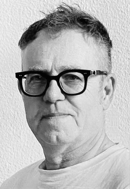 Schwarz-Weiß Porträt von Hermann Bentrup, Mann mit kurzen Haaren und Brille