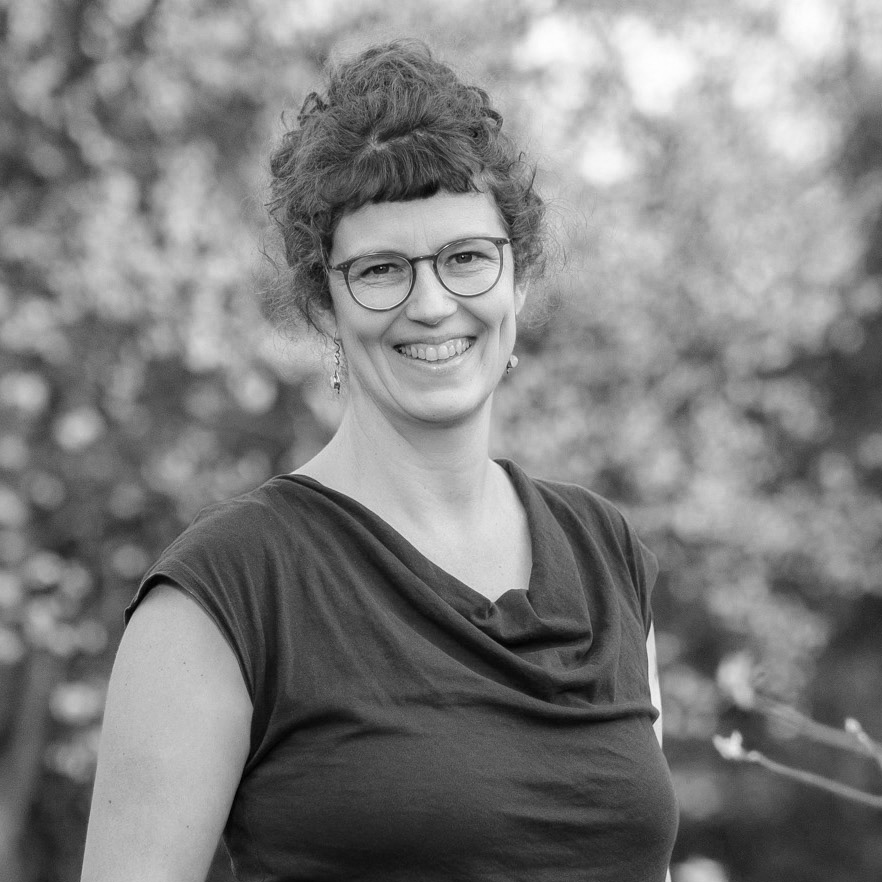 Schwarz-Weiß-Foto der Künstlerin Jule von Hertell